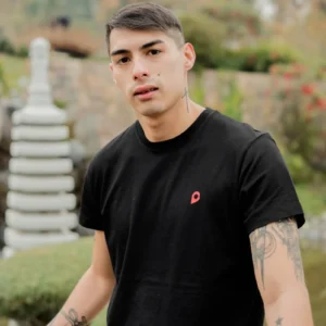 Polera negra marca Pillqu