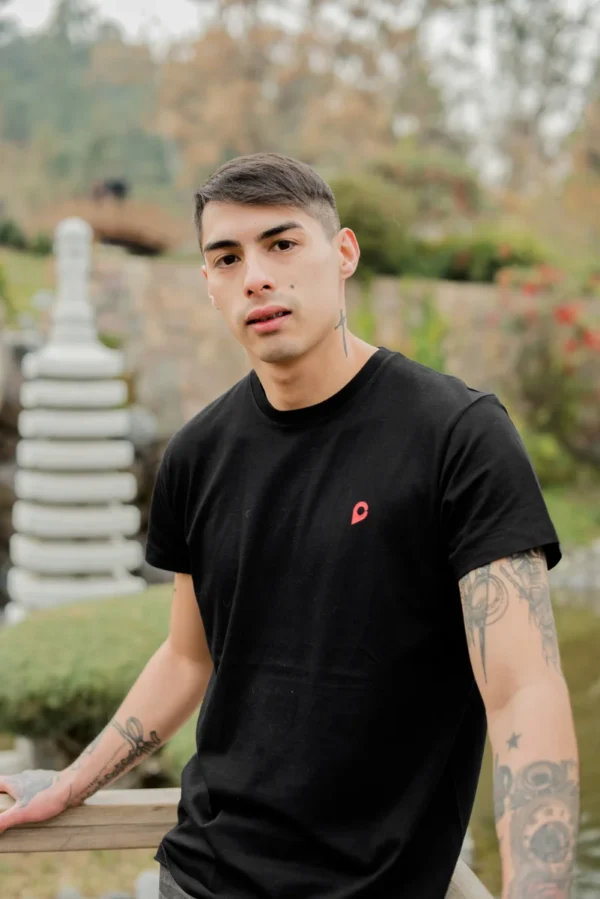 Polera negra marca Pillqu