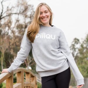 polerón gris marca pillqu y una chica rubia sonriendo