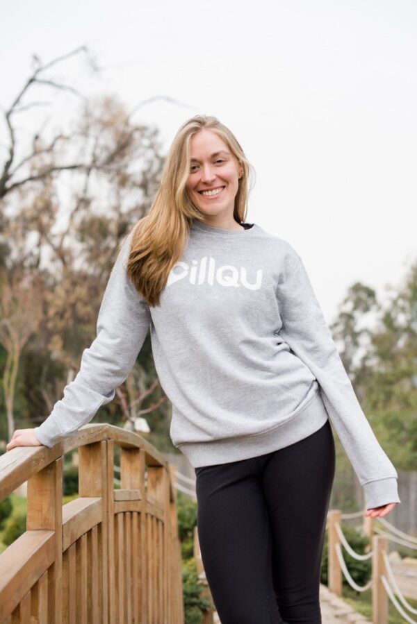 polerón gris marca pillqu y una chica rubia sonriendo