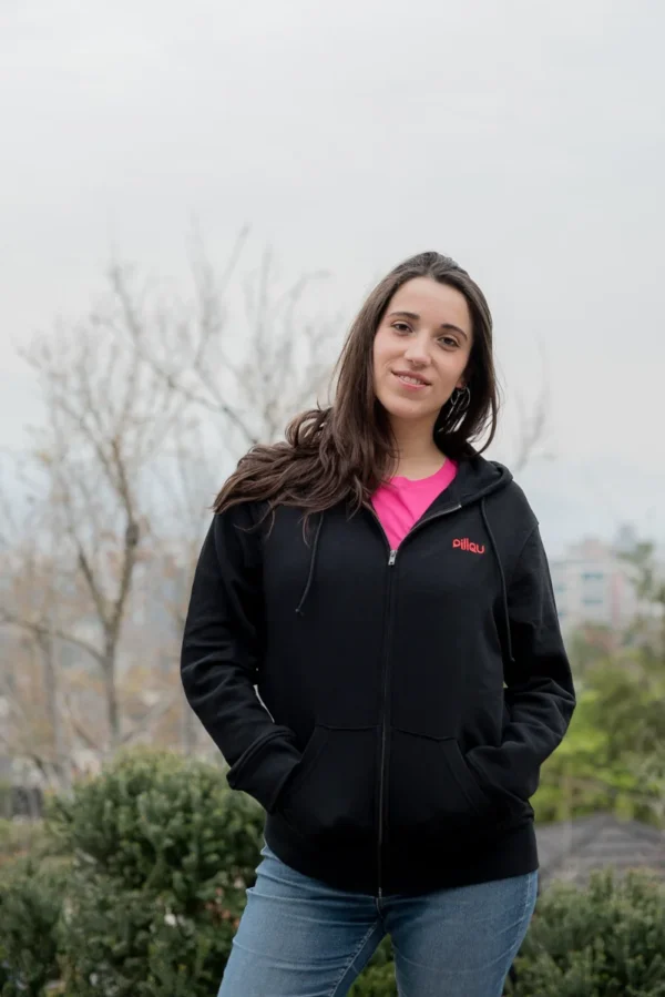 Polerón Hoddie unisex negro con cierre hecho con algodón orgánico y poliéster reciclado - Pillqu