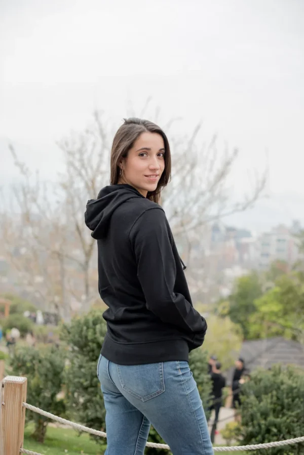 Polerón Hoddie unisex negro con cierre hecho con algodón orgánico y poliéster reciclado - Pillqu - Imagen 7