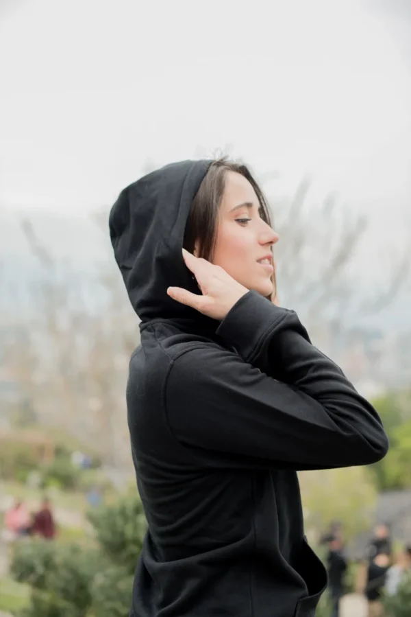 Polerón Hoddie unisex negro con cierre hecho con algodón orgánico y poliéster reciclado - Pillqu - Imagen 9