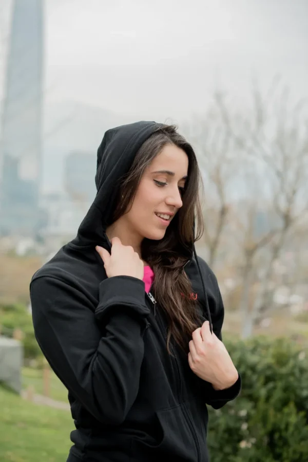 Polerón Hoddie unisex negro con cierre hecho con algodón orgánico y poliéster reciclado - Pillqu - Imagen 10